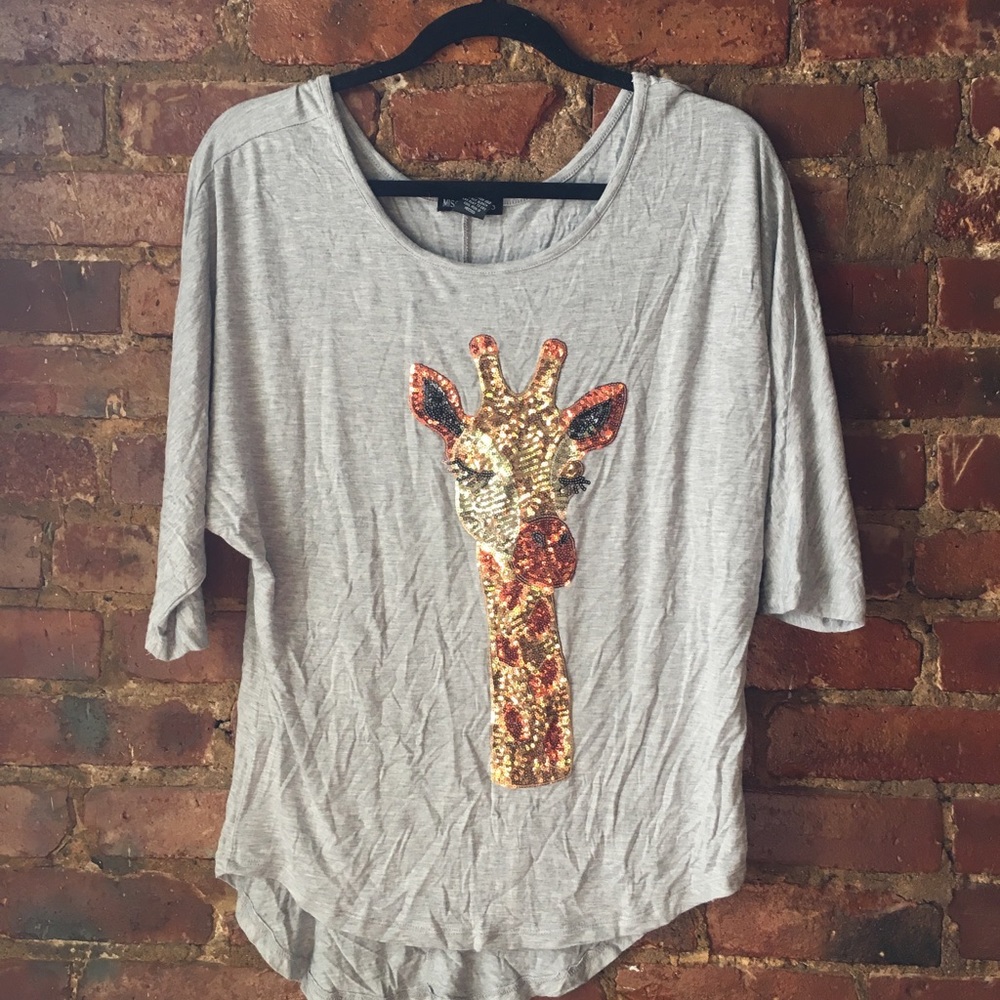 Grey mid length sleeve shirt with sequin giraffe